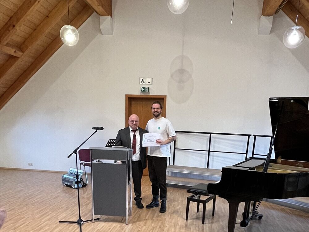 &Uuml;bergabe F&ouml;rderscheck Gleis 1 e. V. - F&ouml;rdersumme: 3293,10 Euro